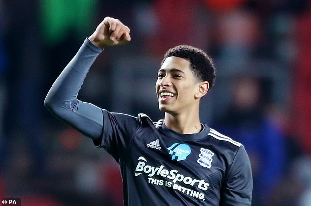 给你修修胡子，瓦科分享自己用剪刀剪克雷桑胡子的照片