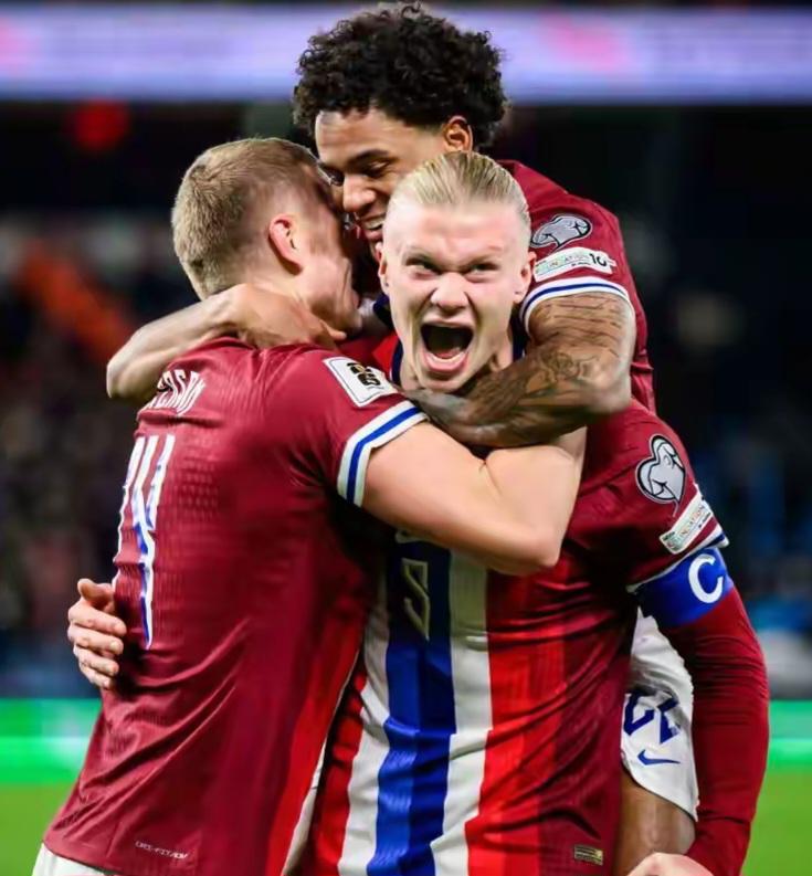 韩国女星穿曼联曼城球衣聚餐。左边是韩国国门金承奎...