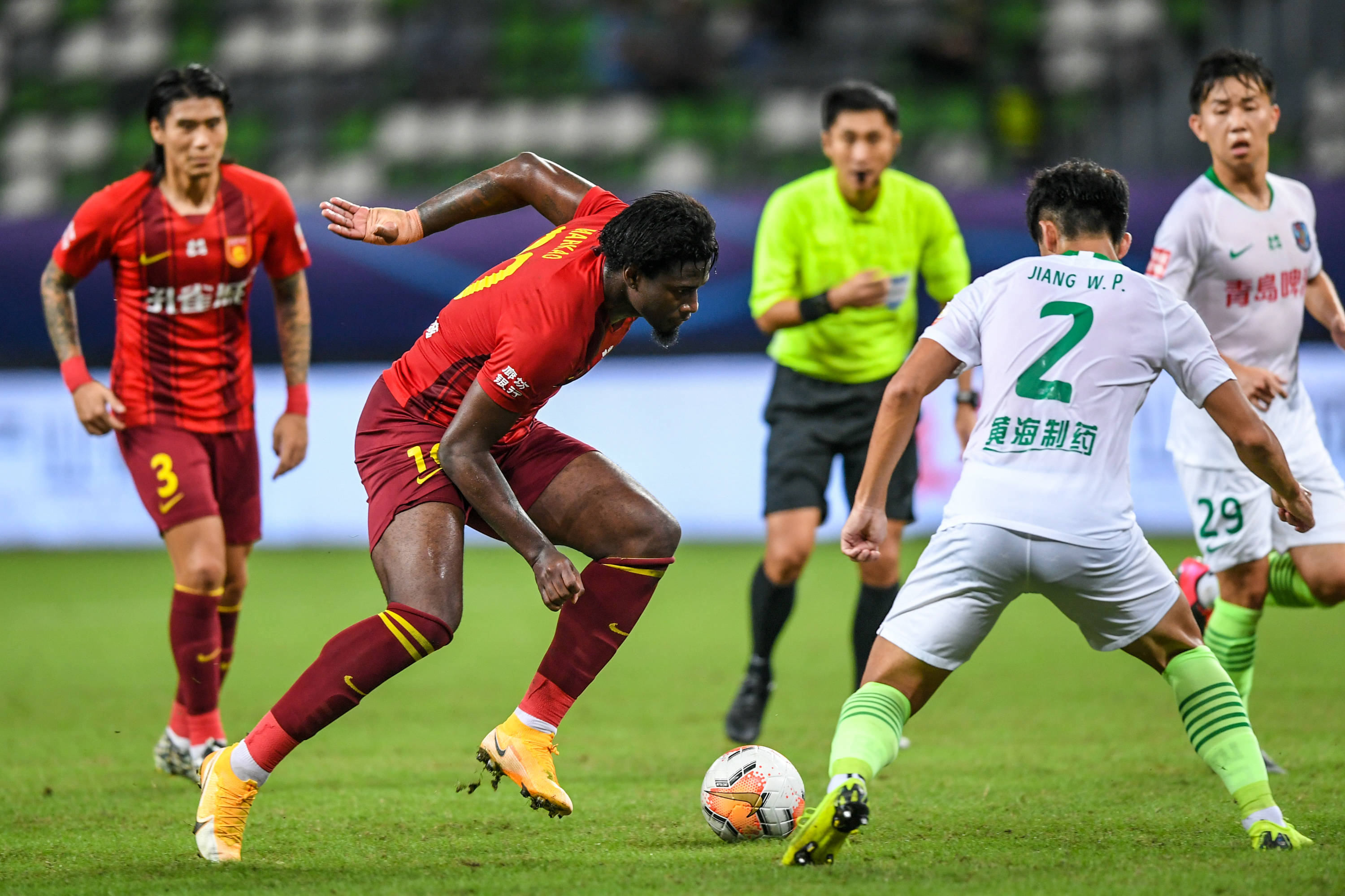 中超比赛亮点：上海海港绝杀山东泰山,（中超焦点战：上海海港补时绝杀山东泰山）