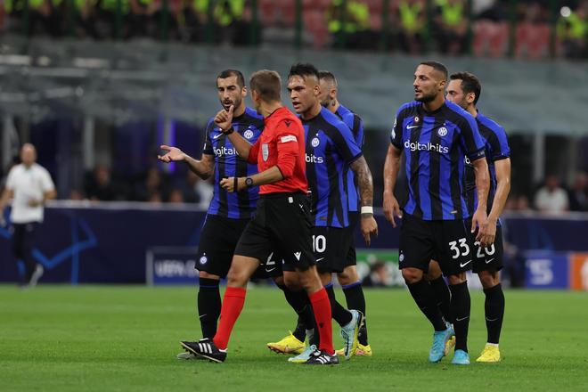 网传视频浙江U20全运会输球后被球迷训话，王钰栋摇头离开